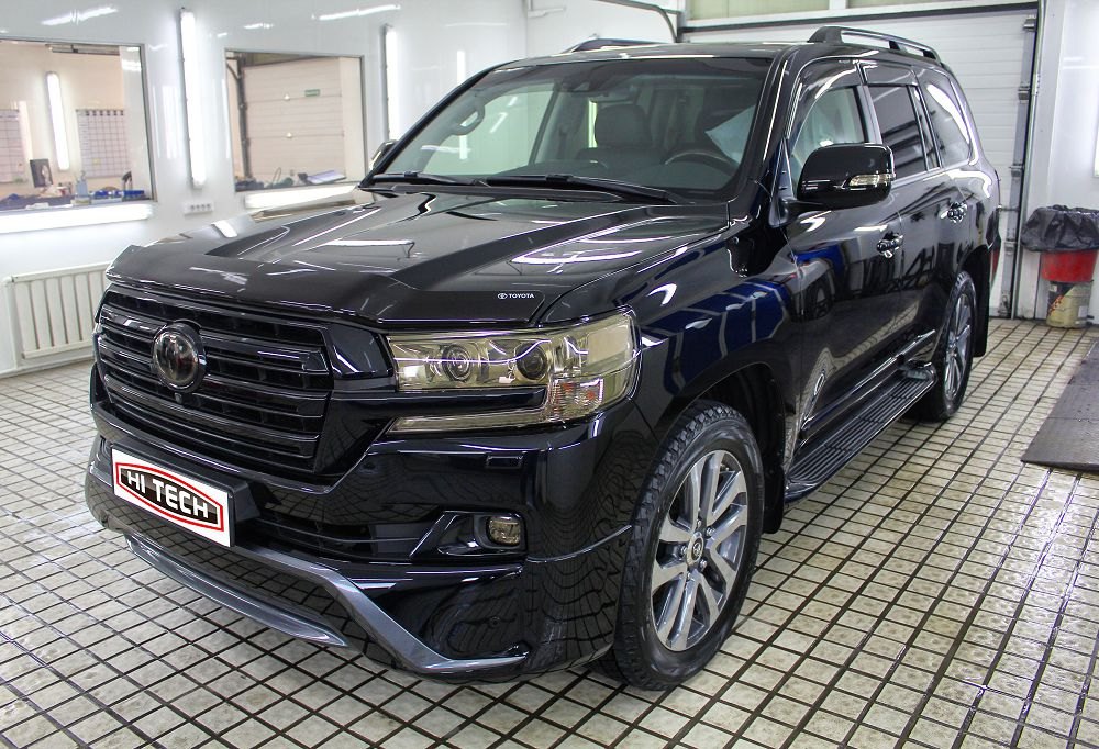 Toyota Land Cruiser 200 с тонированным хромом и фарами